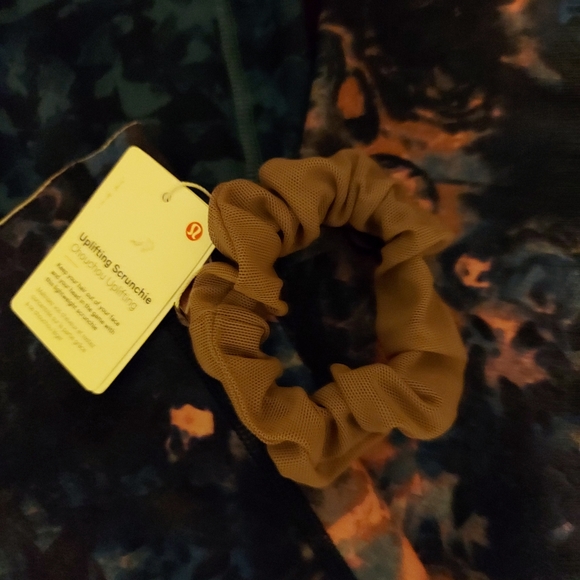 Lululemon Bundle! 2crop leggings sz8, 1reversible NWT Purple Uplifting Scrunchie - Picture 11 of 11